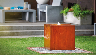 Une table d'eau en forme de cube pour décorer son extérieur