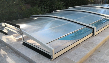 Un abri de piscine bas signé Abrideal