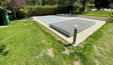 Une terrasse avec une couverture de piscine intégrée imaginée par EC Création