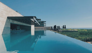 Un exemple de piscine à débordement en hauteur