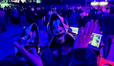 Une discothèque outdoor s'installe au fond d'une piscine abandonnée