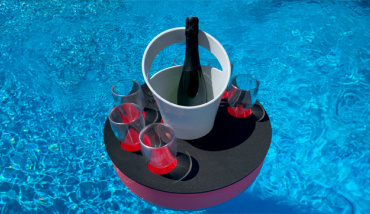 Des verres et seaux à champagne incassables pour les piscines et les spas