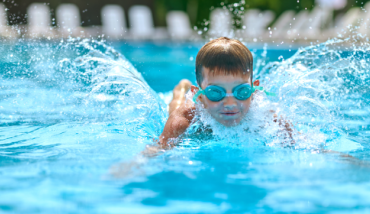 Une eau de piscine propre grâce au guide Warmpac