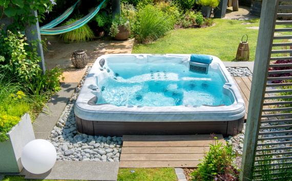 Femme De Détente Dans La Piscine Avec De L'eau Bleu Profond Dans Le Jardin  Tropical De Bali. Soins De La Peau Bio Spa, Mode De Vie Sain, Jacuzzi  Banque D'Images et Photos