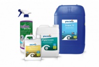 Quatre produits de traitement pour piscine de la marque Piscimar, disposés à côté d'une piscine à l'eau cristalline.