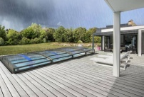Un abri de piscine avec un collecteur d'eau de pluie intégré
