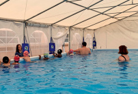 Une leçon d'aisance aquatique pour prévenir les noyades