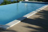 Une piscine à débordement