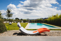 Un bain de soleil pouvant aller dans la piscine