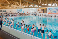 Près de 300 personnes effectuent une bombe géante dans une piscine en Belgique