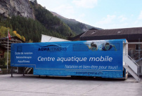 Une piscine itinérante pour apprendre à nager aux enfants