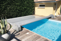 Une couverture de piscine à barres sans coffre de rangement