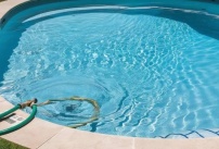 Une piscine privée en train de se remplir