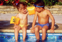 Règles de sécurité au bord de la piscine.