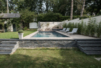 Un exemple de finition de piscine avec margelles et plage en bois