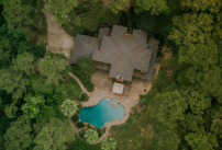 Une piscine privée en vue aérienne