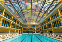 La verrière peinte de la piscine intérieur du complexe Molitor
