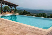 Une piscine à débordement donnant sur le maquis corse