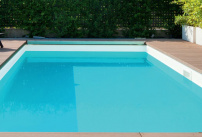 une piscine avec une ligne deau propre