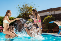 Des amis s'amusent dans une piscine louée