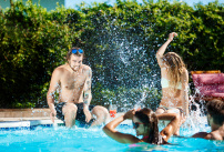 Des amis s'amusant autour d'une piscine