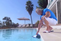 Entraînement musclé d’un champion de la piscine 