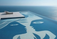 L'art s'invite au fond des piscines : découvrez les créations uniques de l'artiste Koketit pour une personnalisation chic et originale.
