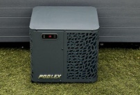 Photo d'une pompe à chaleur compacte de la gamme Poolex Spawer, probablement installée à côté d'un spa. L'appareil est moderne et conçu pour optimiser l'efficacité énergétique.