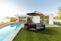 Un spa gonflable protégé du soleil grâce au parasol NetSpa