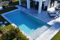 Akoya, la piscine coque avec volet motorisé sous plage signée Aboral