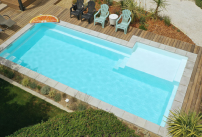 Larimar, la piscine coque polyester avec plage excentrée d'Alliance Piscines