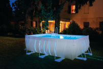 Une piscine hors-sol avec projecteur LED qui s'illumine de nuit