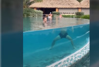 Un touriste perd la tête dans une piscine grâce à une illusion d'optique