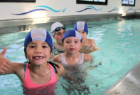 Des enfants ont pu apprendre à nager grâce à la piscine itinérante