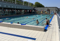 La piscine flottante à ciel ouvert installée directement sur la Seine à Paris 13