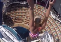 Plongeon de Cecilie Carlton à bord de l'Harmony of the Seas