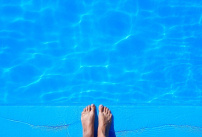 une piscine avec une eau propre