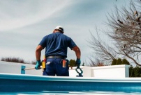 Une pisciniste travaillant sur la rénovation d'une piscine