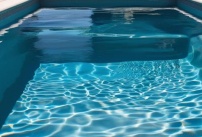 Une piscine privée avec une profondeur mixte