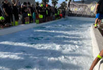 Le record du plus grand nombre de personnes prenant un bain de glace en même temps a été battue