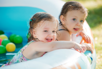 Deux petites filles dans une piscine gonflable