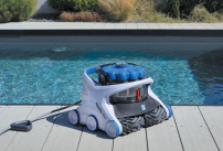 Nettoyer sa piscine avec le robot nettoyeur de piscine AquaVac 6 Series d'Hayward