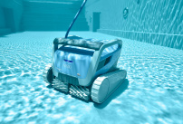 Le nettoyeur de piscine électrique Dolphin M600 signé Maytronics France