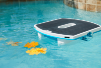 Un nettoyeur de surface de piscine fonctionnant à l'énergie solaire