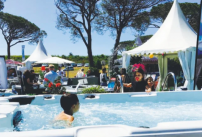 Un spa exposé au salon piscine, spa et jardin de Nice