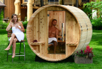 Un sauna d'extérieur en tonneau proposé sur le site de SwimmingPool.eu