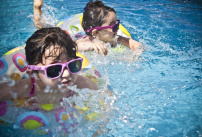 La sécurité des enfants assurée par les abris et couvertures de piscines