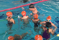Gary Hunt, champion de plongeon, qui aide des enfants à apprendre à nager