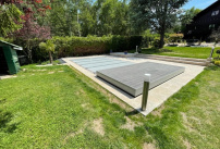 Une terrasse avec une couverture de piscine intégrée imaginée par EC Création