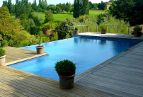 Une structure monobloc avec escalier, parois et fond pour cette piscine à débordement signée UNIBEO
